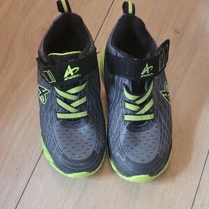 Hatch Kids Sneakers - Black and Neon Yellow